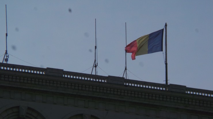 DRAPELUL ROMANIEI BATJOCORIT PE CASA POPORULUI 
