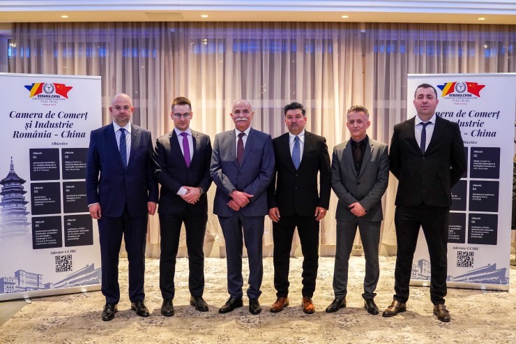 Comitetul Director Filiala Cluj, CCIRC: (dreapta) Arh. Radu-Simion Reteșan - VP, Cristian-Radu Dan - Prim-VP, Dr. ing Istvan Szoke - VP, Emil Culda - Preşedinte, Av. Adrian Pârvu - Secretar Executiv, Dr. ing Florin Bugnar - VP