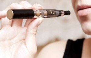 Studiu: tigarile electronice ajuta fostii fumatori sa se abtina de la fumat