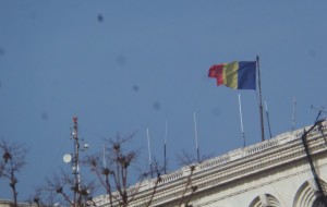 DRAGNEA SI TARICEANU, SOMATI DE CATRE BERENGHI CATALIN SI GORNIC CATALIN SA NU MAI BATJOCOREASCA DRAPELUL TARII NOASTRE PE CLADIREA PARLAMENTULUI ROMANIEI.