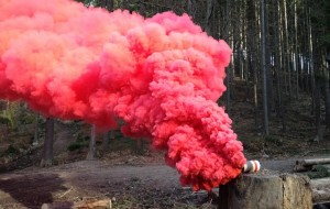 Fumigenele colorate, cele mai spectaculoase materiale pirotehnice pe stadion sau la o sedinta foto