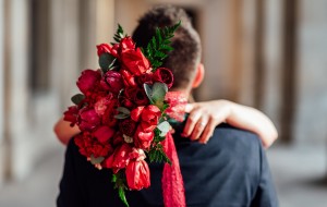 Vrei sa-i faci iubitei o supriza inedita? Iata 5 motive ca sa apelezi la o florarie online!