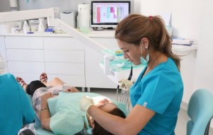 Cum iti poate schimba implantul dentar viata?