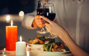 Cum să îți surprinzi plăcut partenerul de viață: cadouri  de ciocolată, restaurante în Cluj sau un city break?