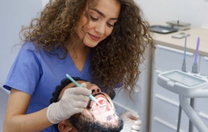 Factorii Importanți de Luat în Considerare înainte de a Alege un Implant Dentar